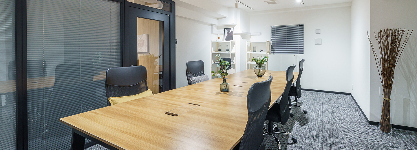 デスクとチェアのあるオフィス画像