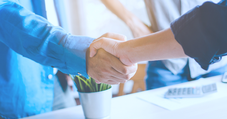 握手している人々の写真