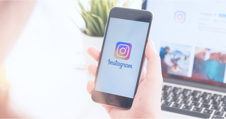 スマホでSNSを見ている写真